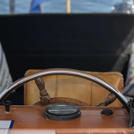 Classic Boat 4-6p Boco Living Marina Apartment