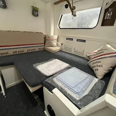 Classic Boat 4-6p Boco Living Marina Apartment